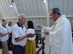 44. Chegada na Escola e Missa